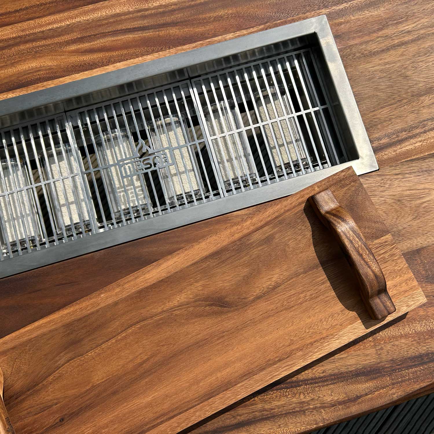 Mesa Dos Oberflächen in Eiche und Walnuss im Detail